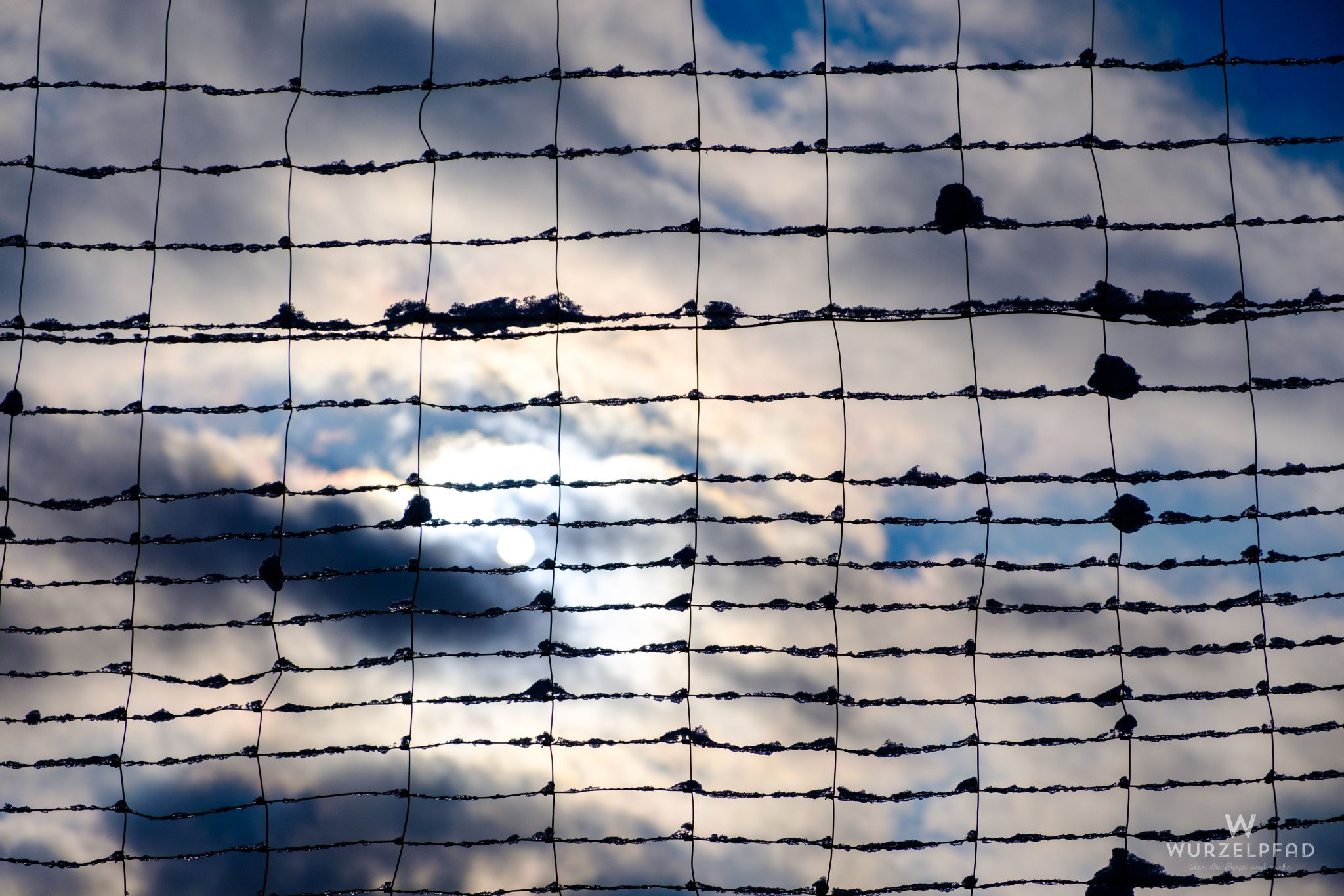Hinterm Fußballplatz